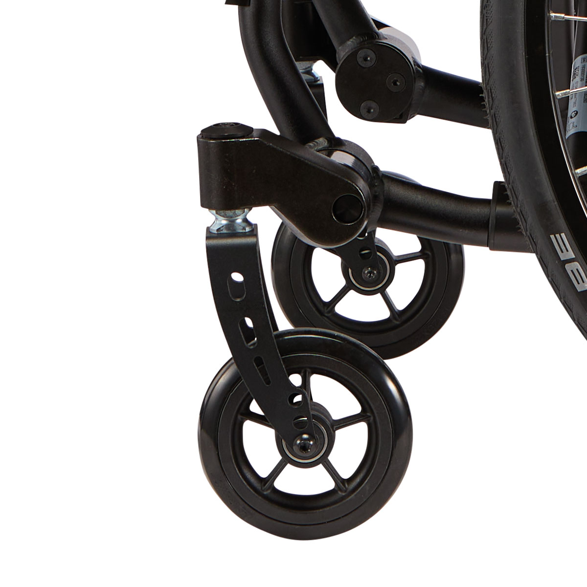 Nahaufnahme der Lenkräder samt Castor des Adaptiv-Rollstuhls AS advanced mit Rahmenfarbe Schwarz.