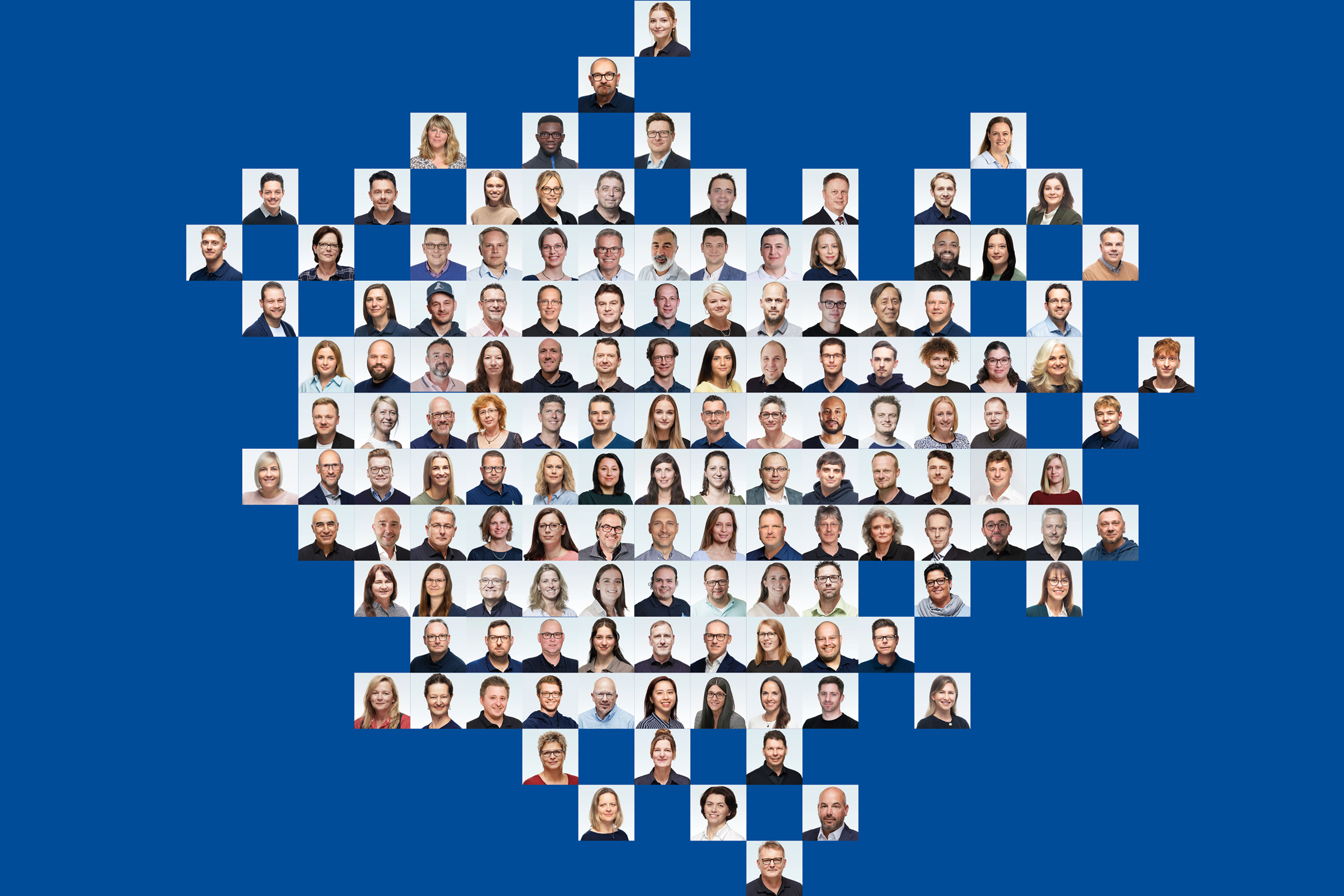 Collage van alle portretten van medewerkers van de DIETZ GROUP, gerangschikt tegen een blauwe achtergrond.