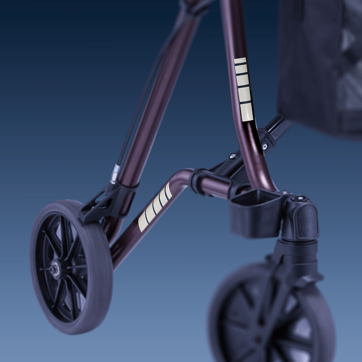 Nahaufnahme der Reflektoren des Leichtgewicht-Rollators TAiMA M2 in Kupferrot