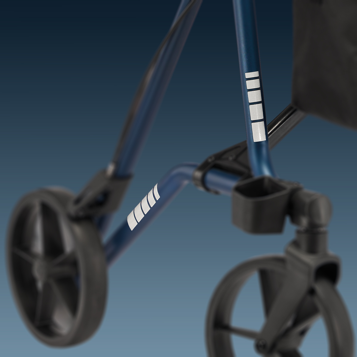 Nahaufnahme der Reflektoren am Leichtgewicht-Rollator TAiMA M-E mit der Rahmenfarbe Ozeanblau.