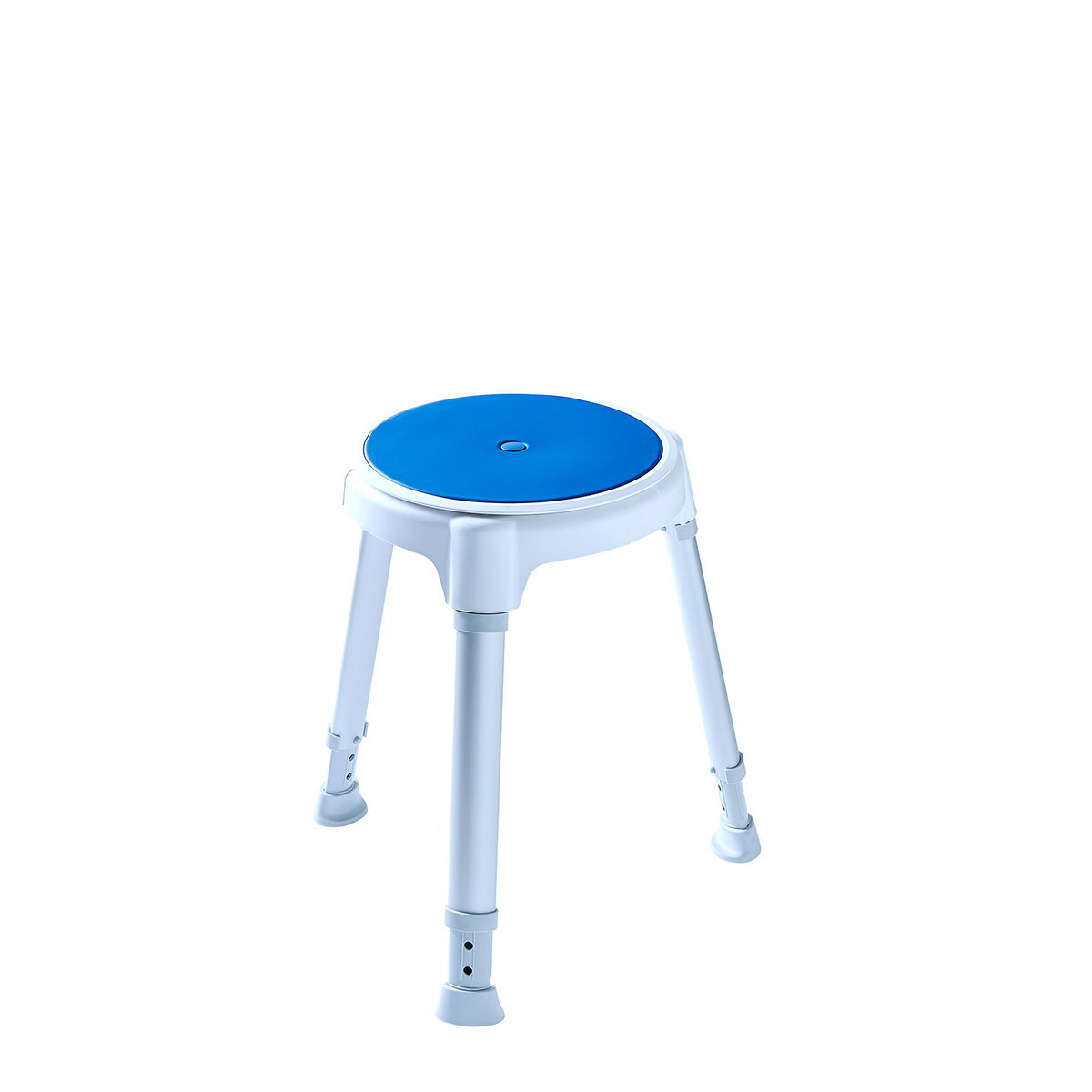 Freigestellter weißer Duschhocker TAYO rund mit Drehteller und Sitzpad in blau und Aluminiumbeinen in matt-silber.